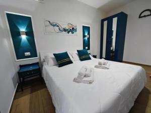 Katil atau katil-katil dalam bilik di Cozy Apartment with Stunning Mountain Views