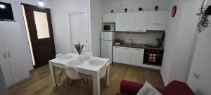 Dapur atau dapur kecil di Cozy Apartment with Stunning Mountain Views