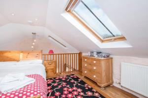 une chambre avec un lit, une commode et une fenêtre dans l'établissement Nolton Coach House, à Haverfordwest