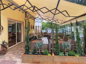 an outdoor patio with benches and plants at Ferienwohnungen Park Café am Kurpark in Bernkastel-Kues