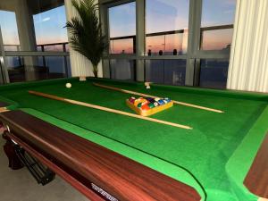 Biliár nebo kulečník v ubytování דירת נופש לגון נתניה