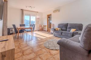 ein Wohnzimmer mit Sofa und Tisch in der Unterkunft Villa Luz Lloret Lux with Pool in Lloret de Mar