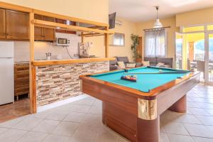 ein Wohnzimmer mit einem Billardtisch darin in der Unterkunft Villa Luz Lloret Lux with Pool in Lloret de Mar
