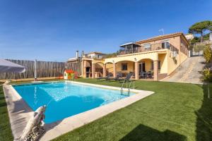 ein Haus mit einem Swimmingpool im Hof in der Unterkunft Villa Luz Lloret Lux with Pool in Lloret de Mar
