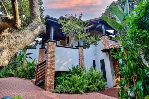 バリートにある10 Quarme,Zimbali Beach Estate,Ballitoの木々と植物の白い家