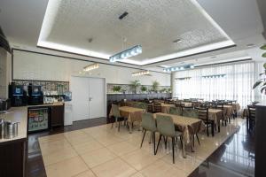 Restoran atau tempat lain untuk makan di IRIS Hotel