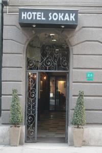 Fațada sau intrarea în Hotel Sokak