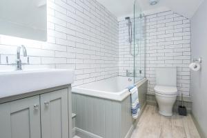 une salle de bain blanche avec un lavabo et des toilettes dans l'établissement Tri Pysgodyn, à Haverfordwest