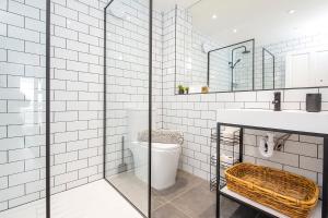 Un baño con ducha, inodoro y lavabo. en Ty Perci Penrhiw, en Dinas 31 fotos más