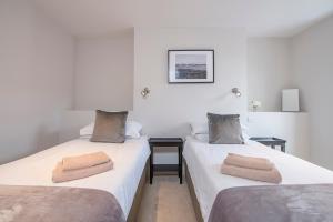 Dos camas en una habitación con dos toallas. en Welford, en Newport
