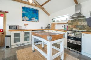 Η κουζίνα ή μικρή κουζίνα στο Long Barn