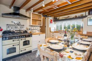 Η κουζίνα ή μικρή κουζίνα στο West Barn