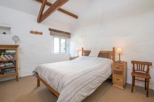 Ένα ή περισσότερα κρεβάτια σε δωμάτιο στο Long Barn