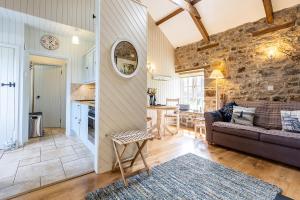 ein Wohnzimmer mit Sofa und Tisch in der Unterkunft Little Rogeston Cottage in Haverfordwest
