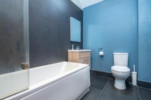 Un baño con bañera blanca y un inodoro. en Little Folly, en Haverfordwest 23 fotos más