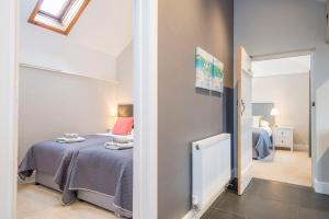 Un dormitorio pequeño con una cama en una habitación. en Little Folly, en Haverfordwest