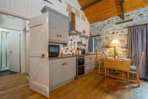 Kuchyň nebo kuchyňský kout v ubytování Heather Cottage
