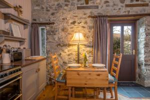 Kuchyň nebo kuchyňský kout v ubytování Heather Cottage + 23 fotografií