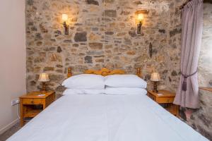 Postel nebo postele na pokoji v ubytování Heather Cottage