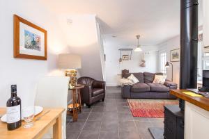 ein Wohnzimmer mit Sofa und Tisch in der Unterkunft Llanmill Cottage in Lampeter-Velfrey