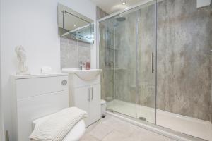 Koupelna v ubytování Pine Lodge + 13 fotografií