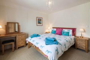 Ένα ή περισσότερα κρεβάτια σε δωμάτιο στο Ty Mor