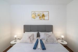 une chambre avec un grand lit avec deux oreillers dans l'établissement Atraktivna Villa Lana s dva bazena, à Dušić 56 autres photos