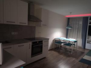 Kuchyňa alebo kuchynka v ubytovaní Tp Apartman