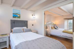 Un pat sau paturi într-o cameră la Alma Cottage