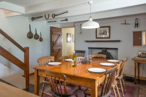 een eetkamer met een houten tafel en stoelen bij Ty Canol in Goodwick