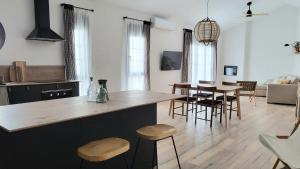 a kitchen and living room with a table and chairs at La casa nido in Torrejón el Rubio