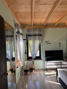 Μια τηλεόραση ή/και κέντρο ψυχαγωγίας στο Stonehouse Karidis