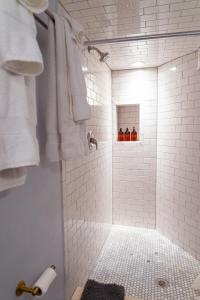 Ένα μπάνιο στο Centrally Located DC Apt Bloomingdale