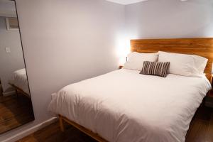 Ένα ή περισσότερα κρεβάτια σε δωμάτιο στο Centrally Located DC Apt Bloomingdale