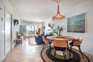 Un comedor y una sala de estar con mesa y sillas. en Seaview apartment Alba, en Torrequebrada