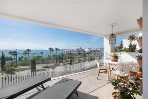Un balcón con mesa y sillas y vista al mar. en Seaview apartment Alba, en Torrequebrada