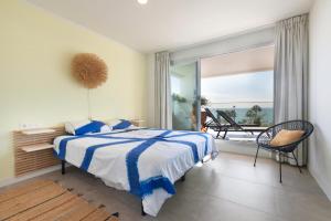 Un dormitorio con una cama y vista al mar. en Seaview apartment Alba, en Torrequebrada 28 fotos más