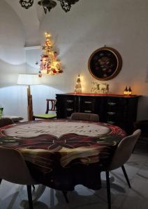 La Corte dei Sarti في كوبرتينو: غرفة طعام مع طاولة وشجرة عيد الميلاد