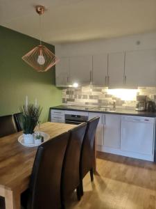 Η κουζίνα ή μικρή κουζίνα στο Funkelia Apartments near Ski senter
