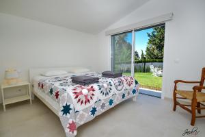 Postel nebo postele na pokoji v ubytování Great Villa Near Beach and Marbella + 19 fotografií
