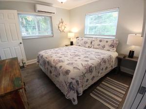Katil atau katil-katil dalam bilik di Manatee Spacious Updated On River 1 Mi to Beach Kit W&D