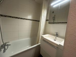a bathroom with a sink and a bath tub and a sink at Studio 28m² rénové au pied des pistes avec balcon - FR-1-181-1104 in Plagne Bellecote