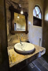un bagno con lavandino e specchio di Ginger Harmony Guesthouse and Cafe a Tangalle