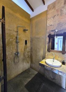un bagno con lavandino e doccia di Ginger Harmony Guesthouse and Cafe a Tangalle Altre 37 foto