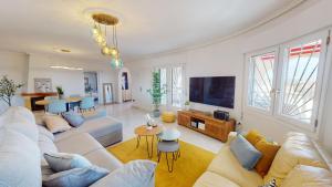 a living room with a couch and a tv at Villa Marqués in Ciudad Quesada