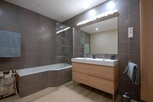 Ένα μπάνιο στο Once upon a Time, luxury appart, 8 guests, 3BR +32 φωτογραφίες