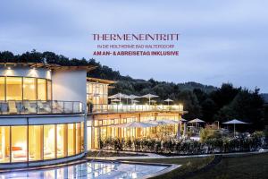 een weergave van het kluizenaarsresort 's nachts bij Heilthermen Resort Bad Waltersdorf in Bad Waltersdorf