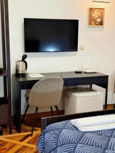 TV a/nebo společenská místnost v ubytování Dekster apartmani