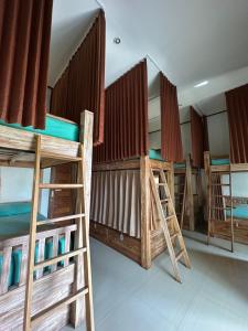 Palanda nebo palandy na pokoji v ubytování Lembongan Hostel