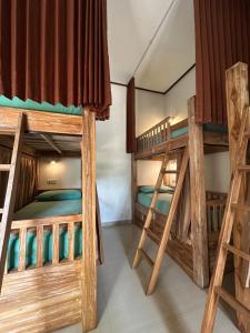 Palanda nebo palandy na pokoji v ubytování Lembongan Hostel